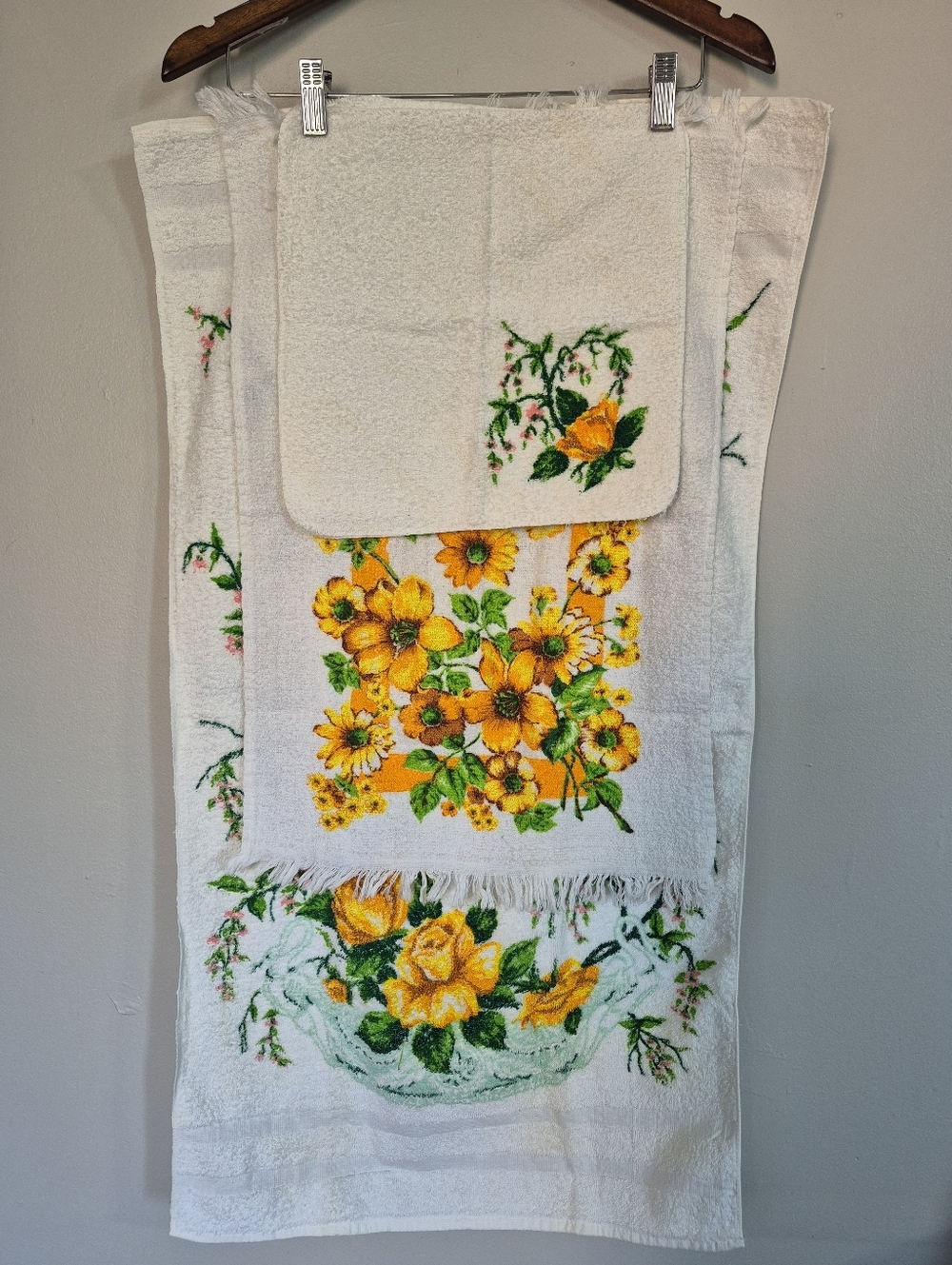 Vintage Dominion Fabrics Set Of 4 Towels And Washcloths Yellow Floral